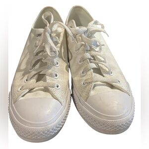 Converse Women's White Low Rise Chuck Taylors Size 10